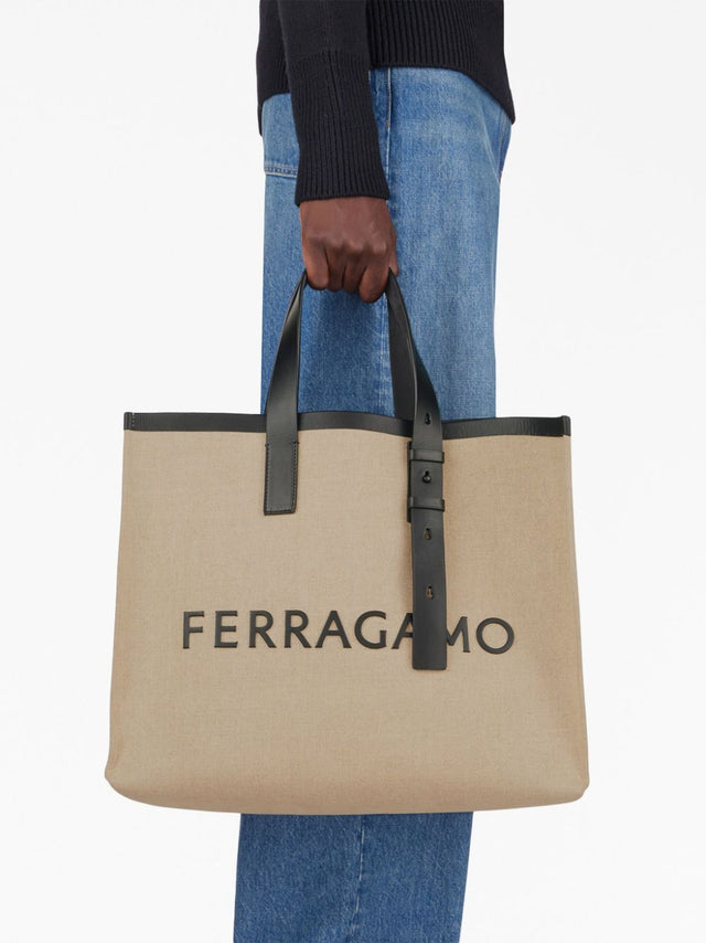 Tote bag with Signature Logo (M) in Natural